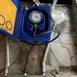 Gas leak test with a Manometer